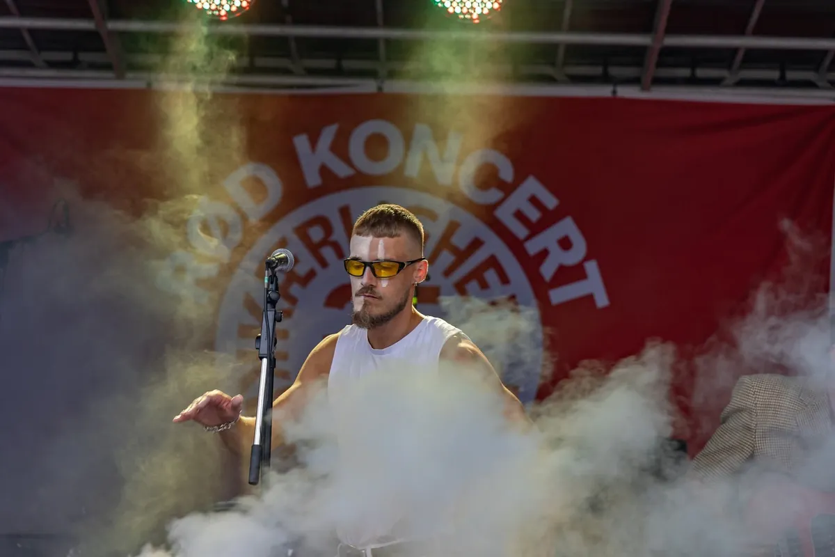 2MOD1 synger foran Rød Koncert-banneret i 2025