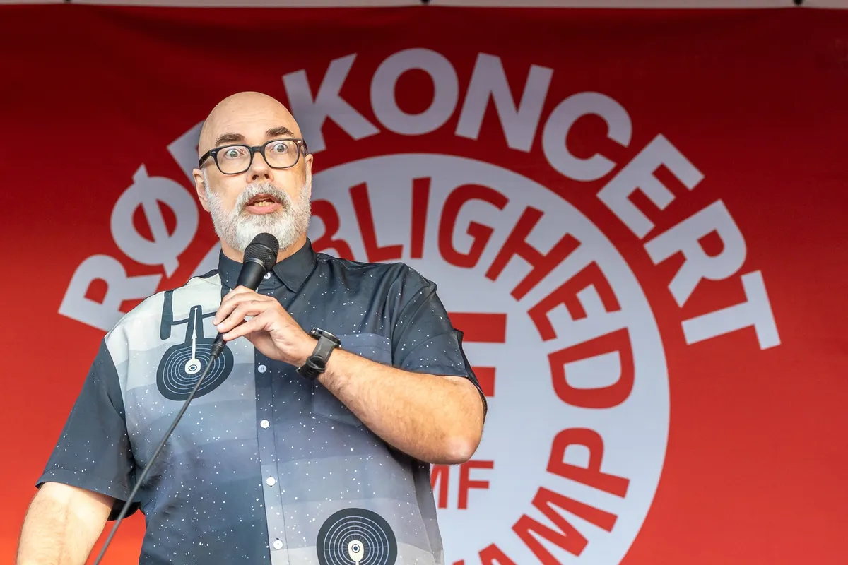 Brian Mørk optræder