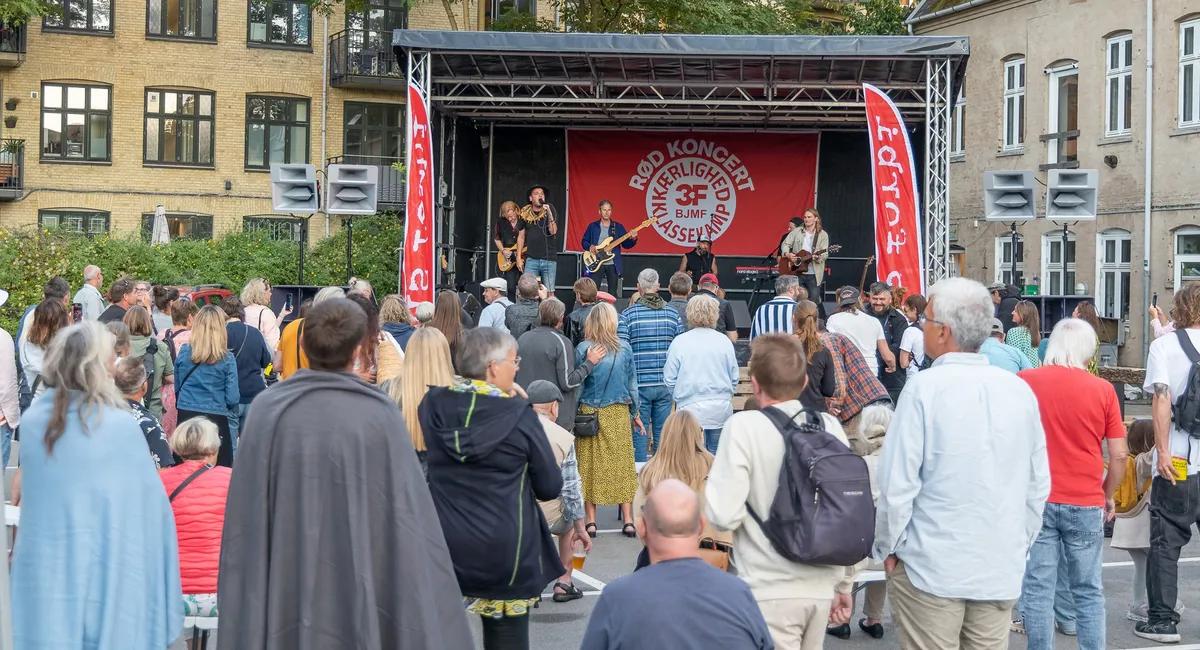 Chief 1 og bandet på scenen