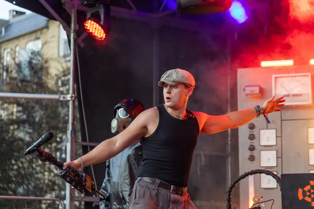 Louis Jarto optræder til Rød Koncert 2025