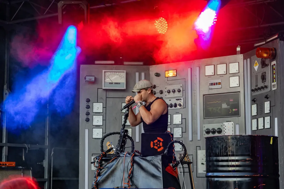 Louis Jarto synger på scenen til Rød Koncert 2025