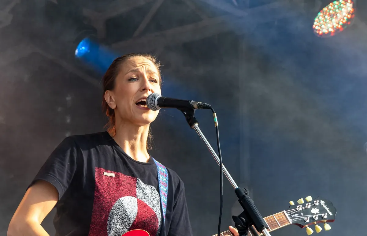 Mathilde Falch på scenen til Rød Koncert 2025