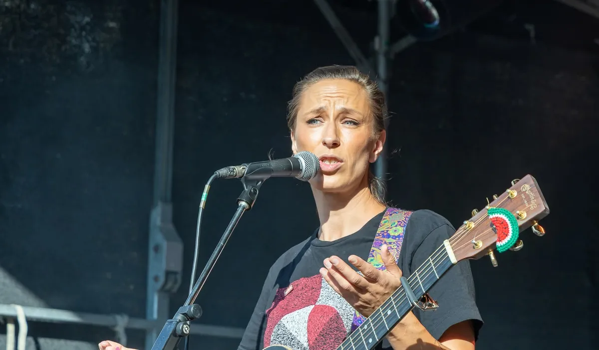 Mathilde Falch synger til Rød Koncert 2025