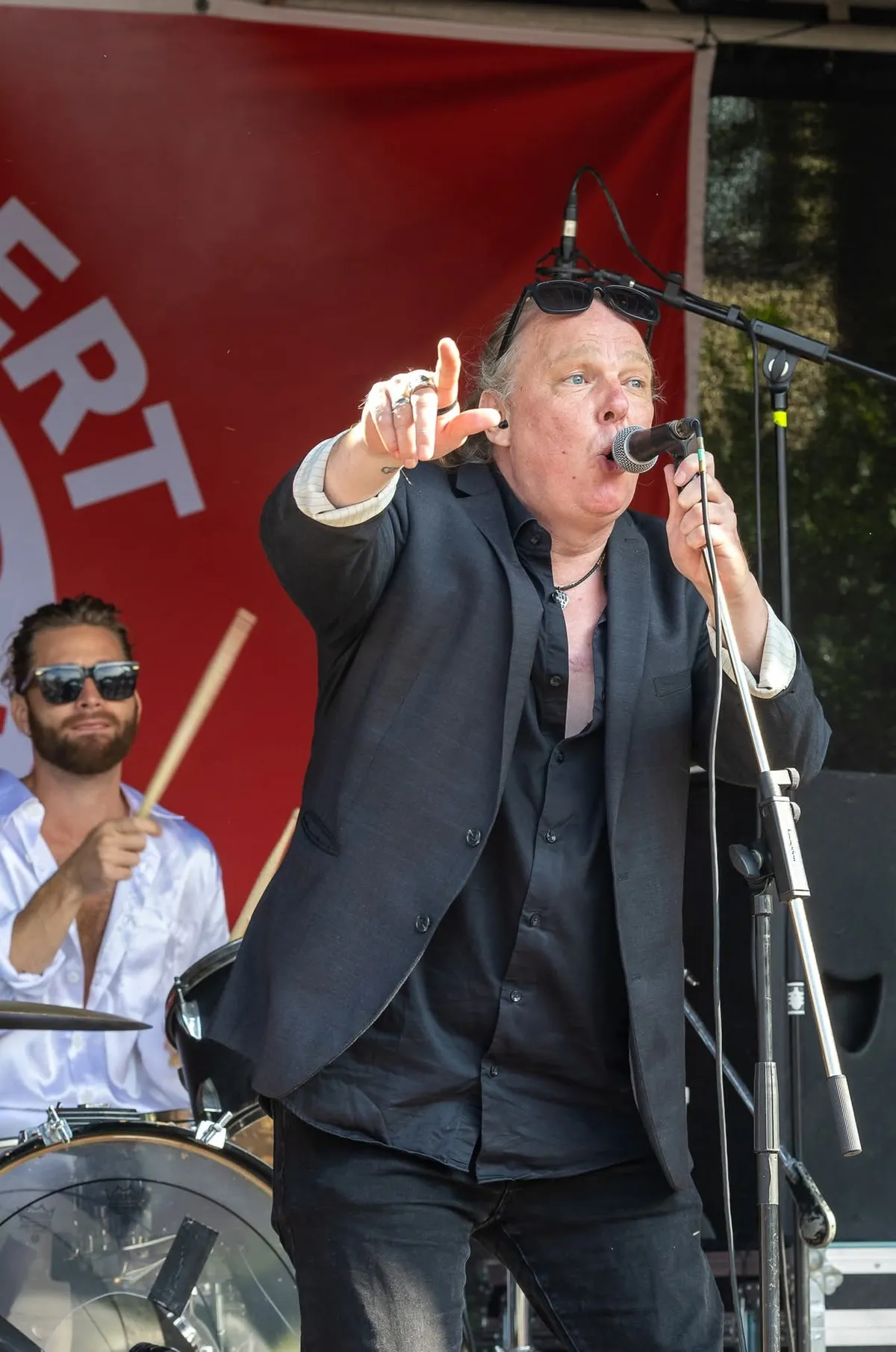 Ole og De Navnløse på scenen til Rød Koncert 2025