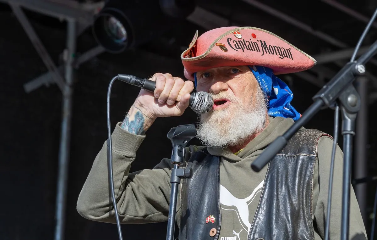 Optrædende i piratkostume på scenen til Rød Koncert 2025