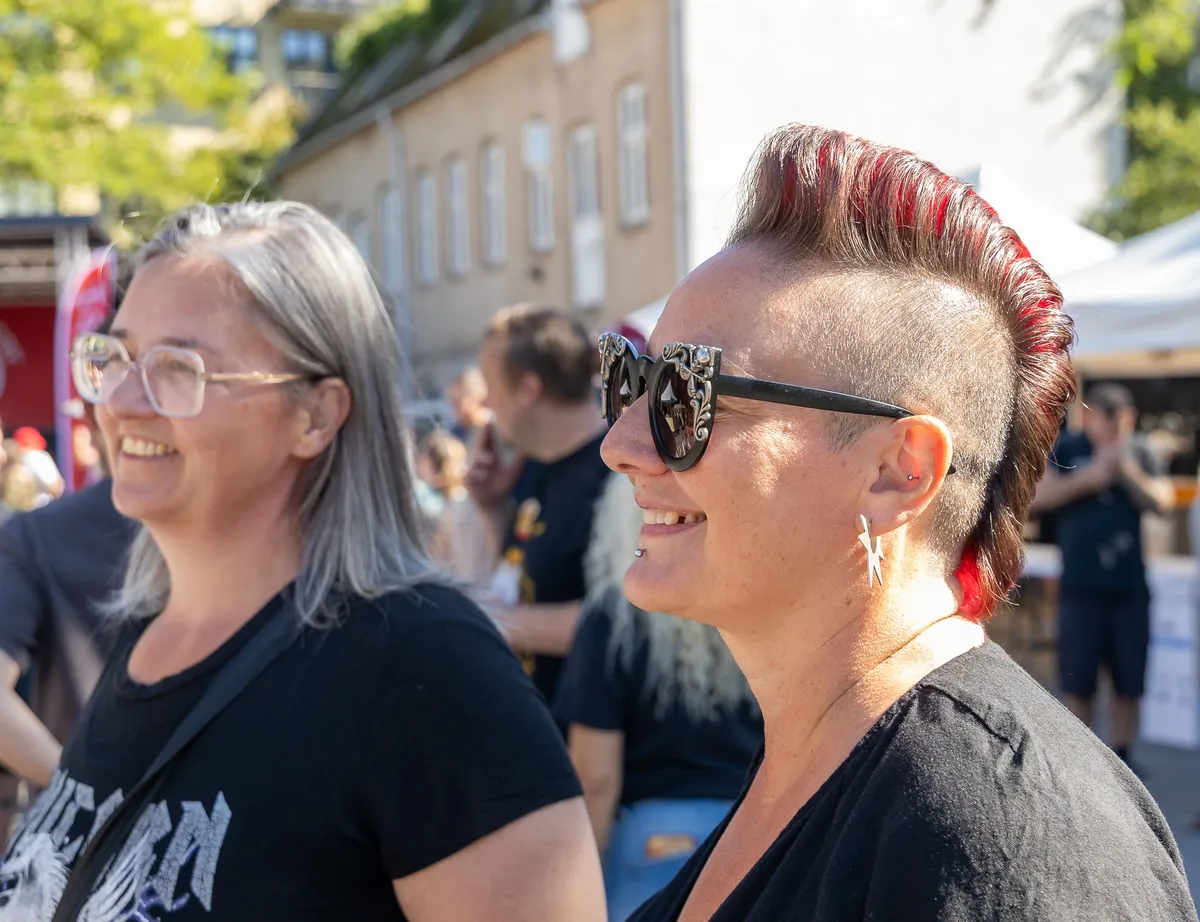Publikum samlet foran scenen i 2024