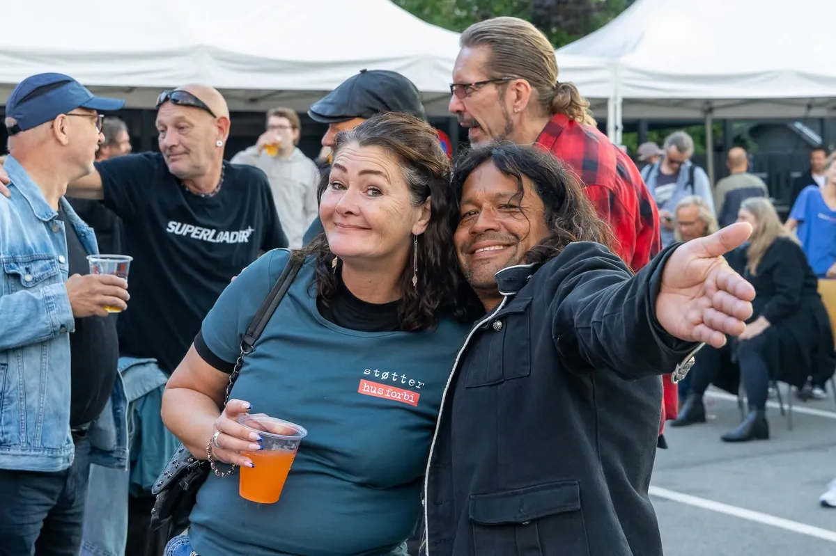 Publikum samlet foran scenen i 2025