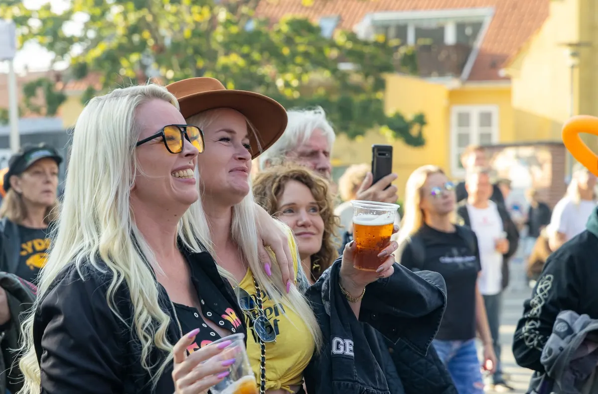 Publikum følger med fra scenekanten i 2025
