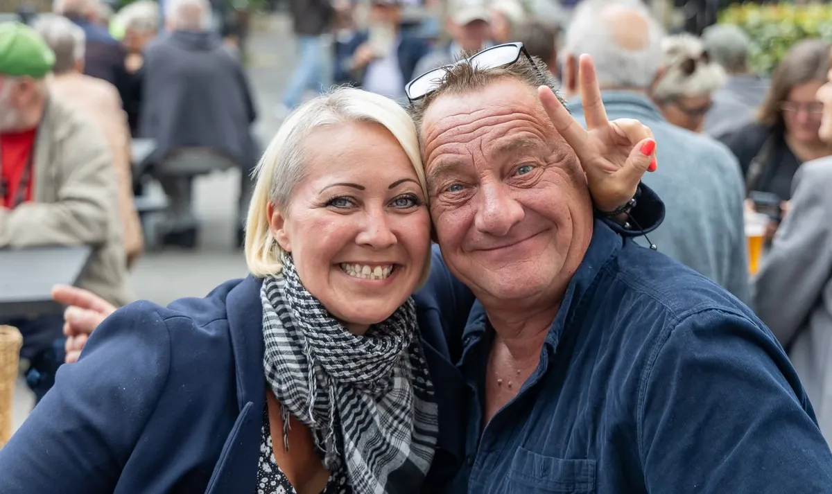 Publikum med en øl i hånden til Rød Koncert 2025