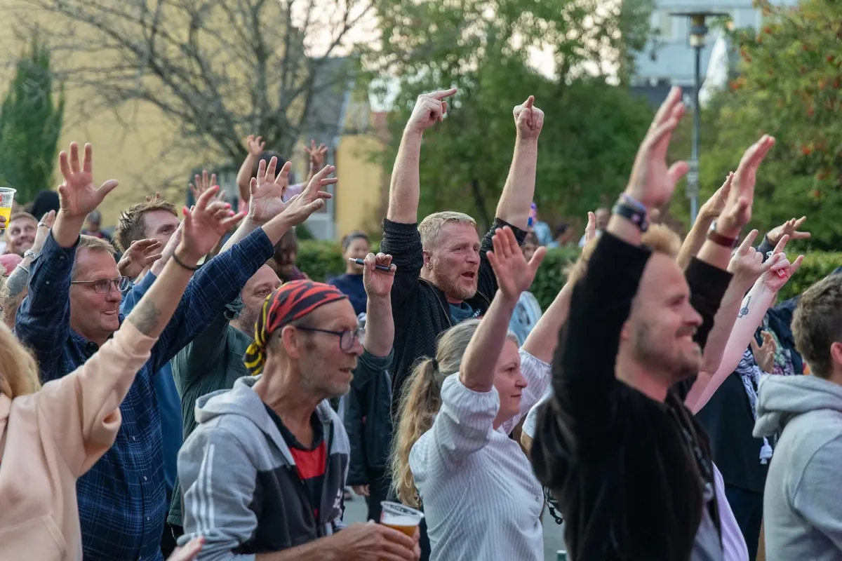 Publikum med hænderne i vejret til Rød Koncert 2025