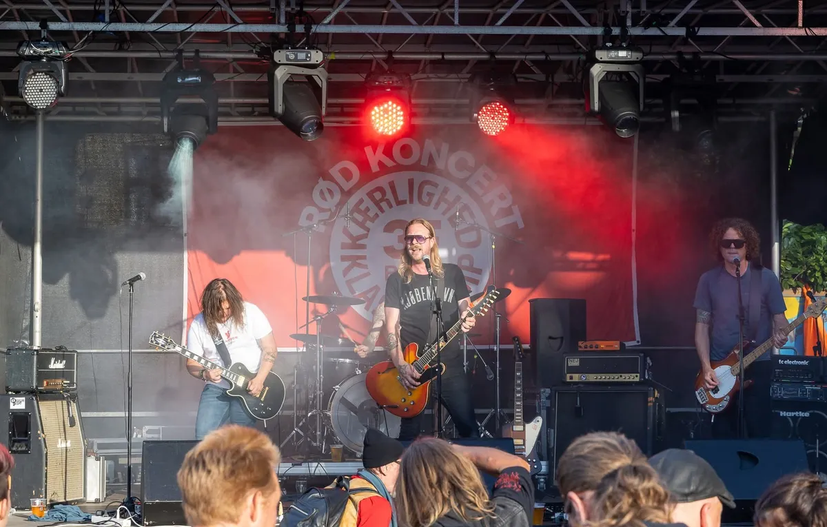 Superloader på scenen til Rød Koncert 2025