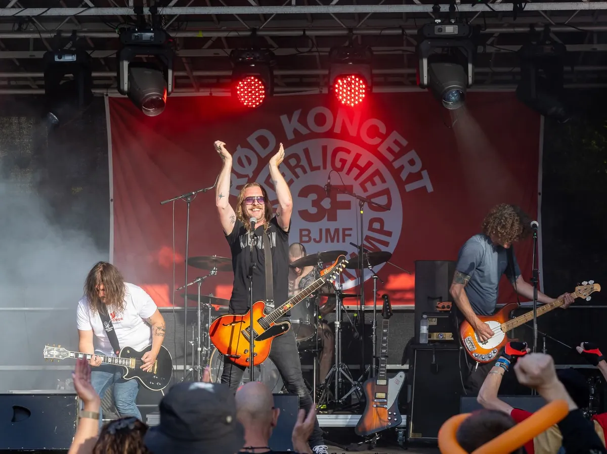 Superloader optræder til Rød Koncert 2025