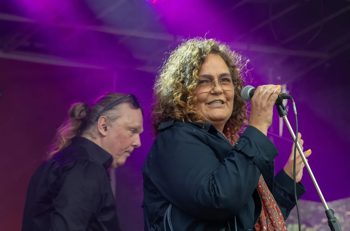 Optrædende på scenen til Rød Koncert 2025