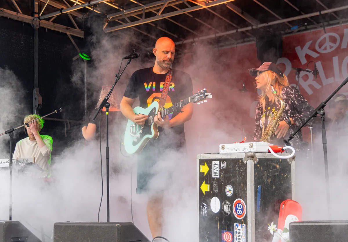 Guitarist og saxofonist i scenerøg til Fastpoholmens optræden