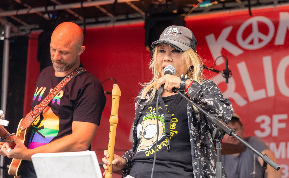 Guitarist og sangerinde med blokfløjte på scenen med Fastpoholmen