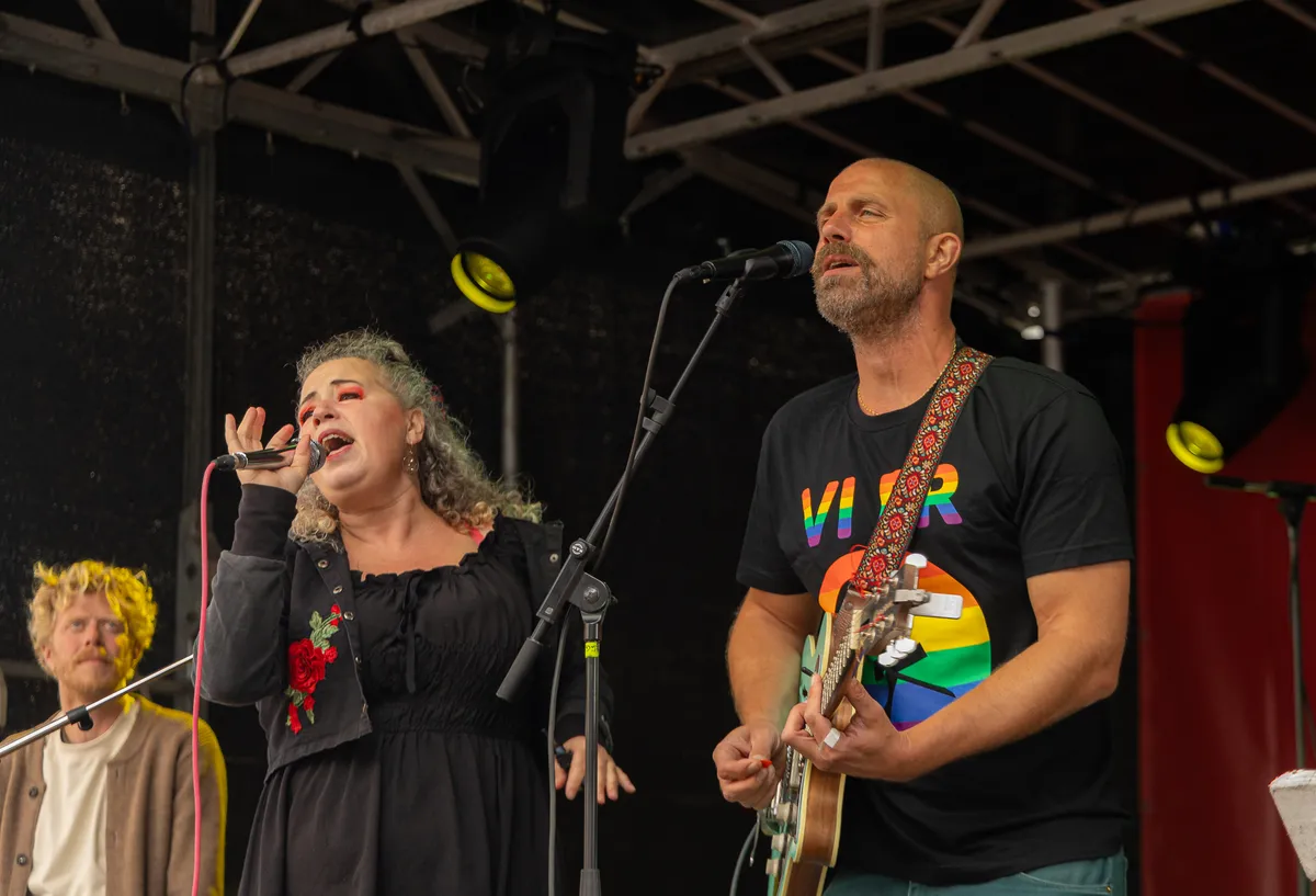 Sangerinde og guitarist synger sammen til Fastpoholmens koncert