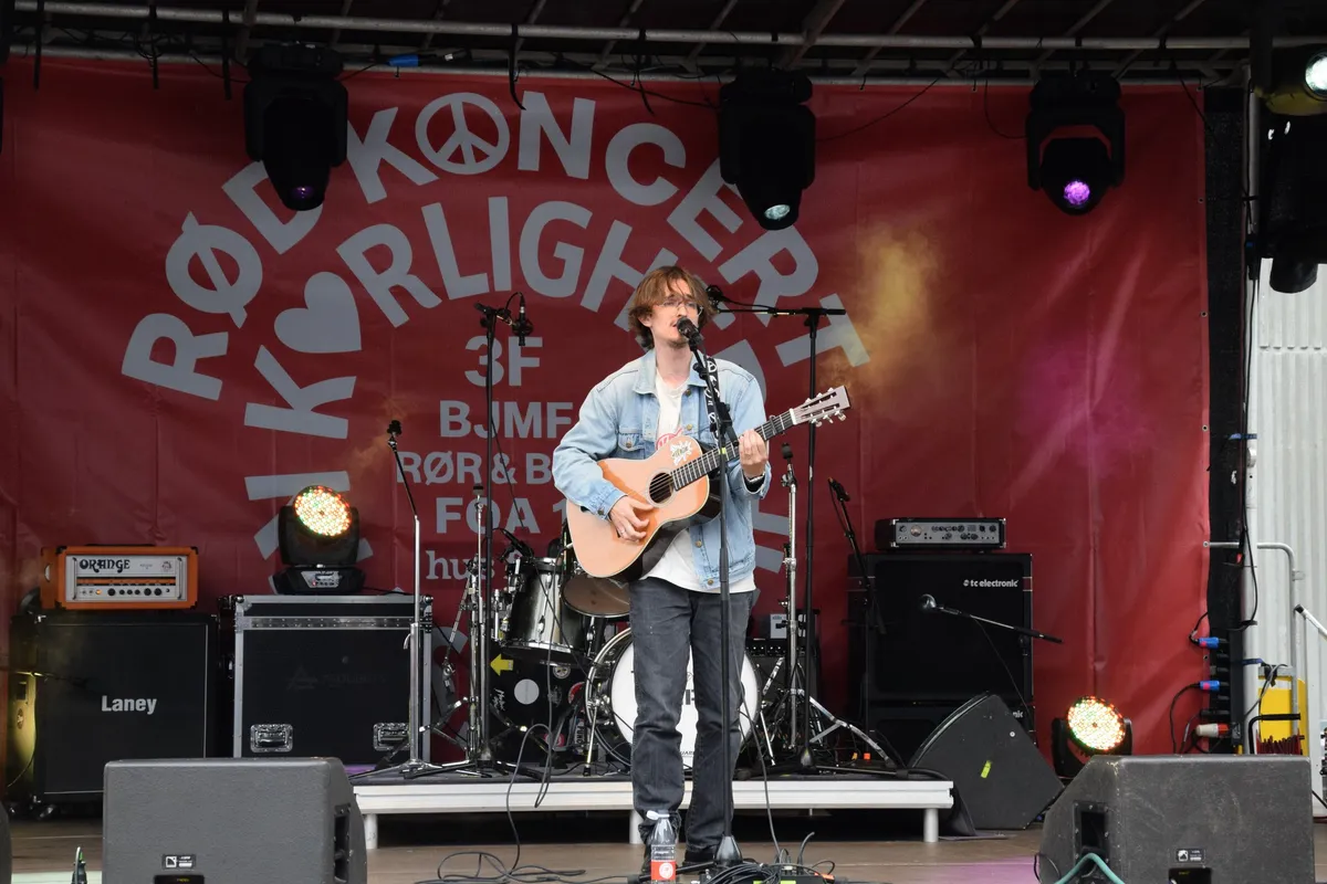 Jonas Mačys alene på den store scene med guitar