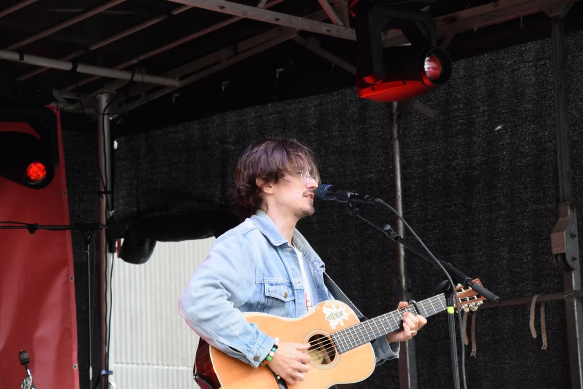 Jonas Mačys spiller guitar og kigger ud mod publikum