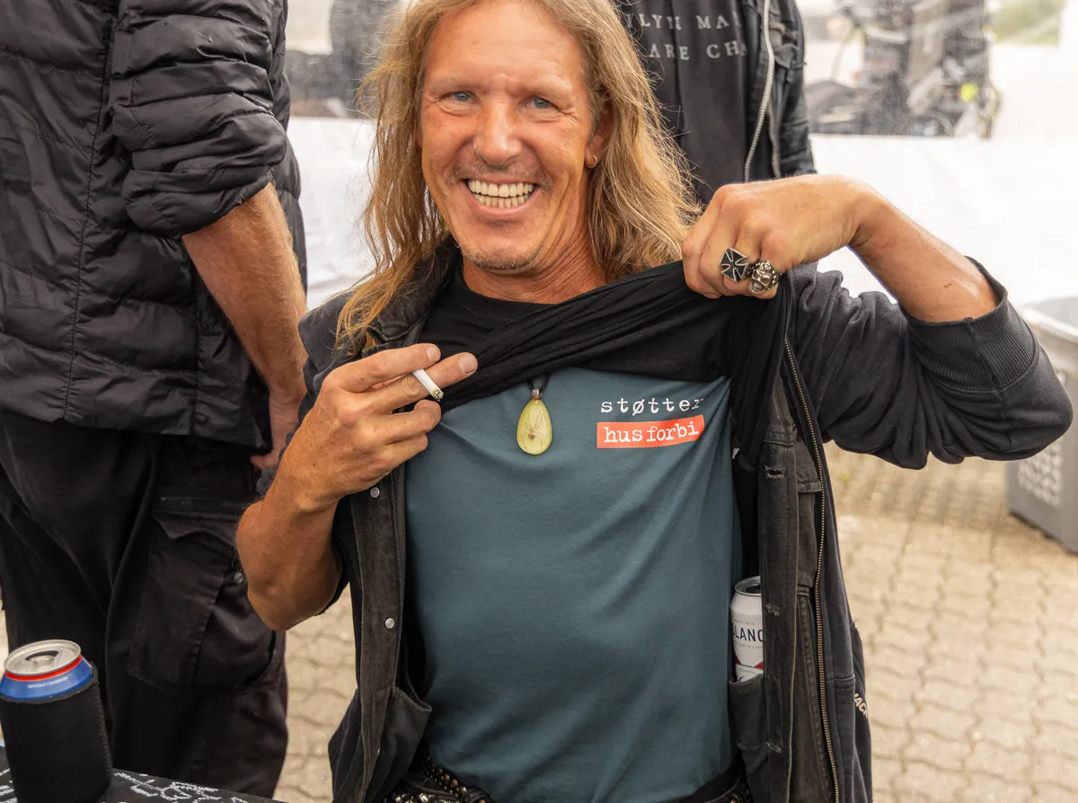 Gæst viser sin Støtter Hus Forbi-T-shirt