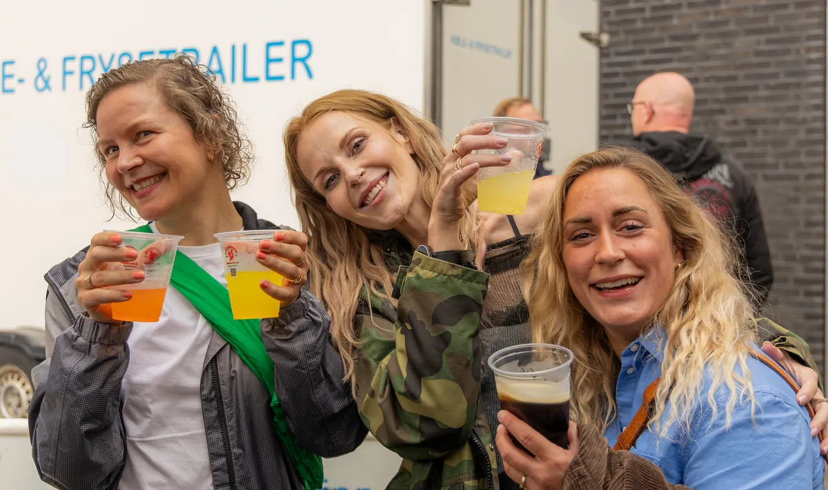Tre veninder skåler med drinks