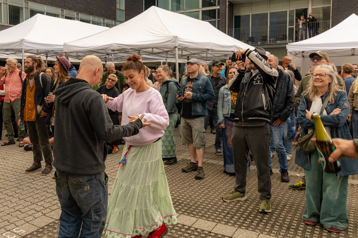 Par danser blandt publikum på pladsen