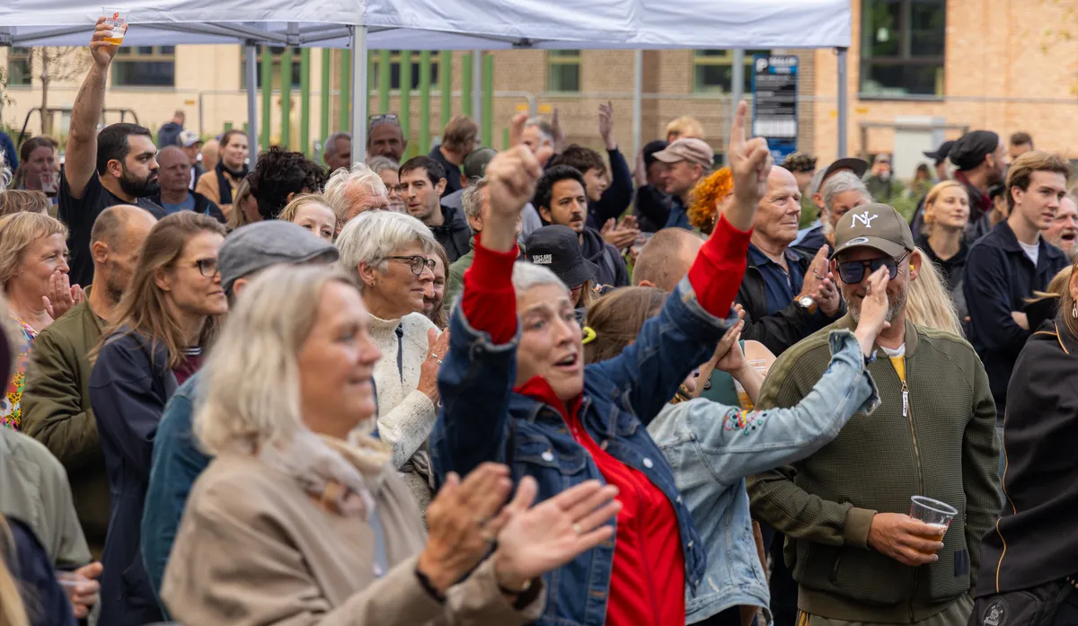 Publikum klapper og jubler til koncerten