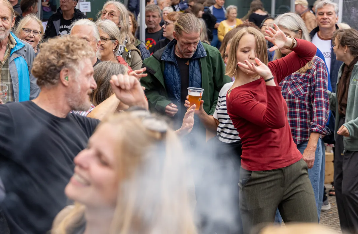 Gæster danser og griner tæt på scenen
