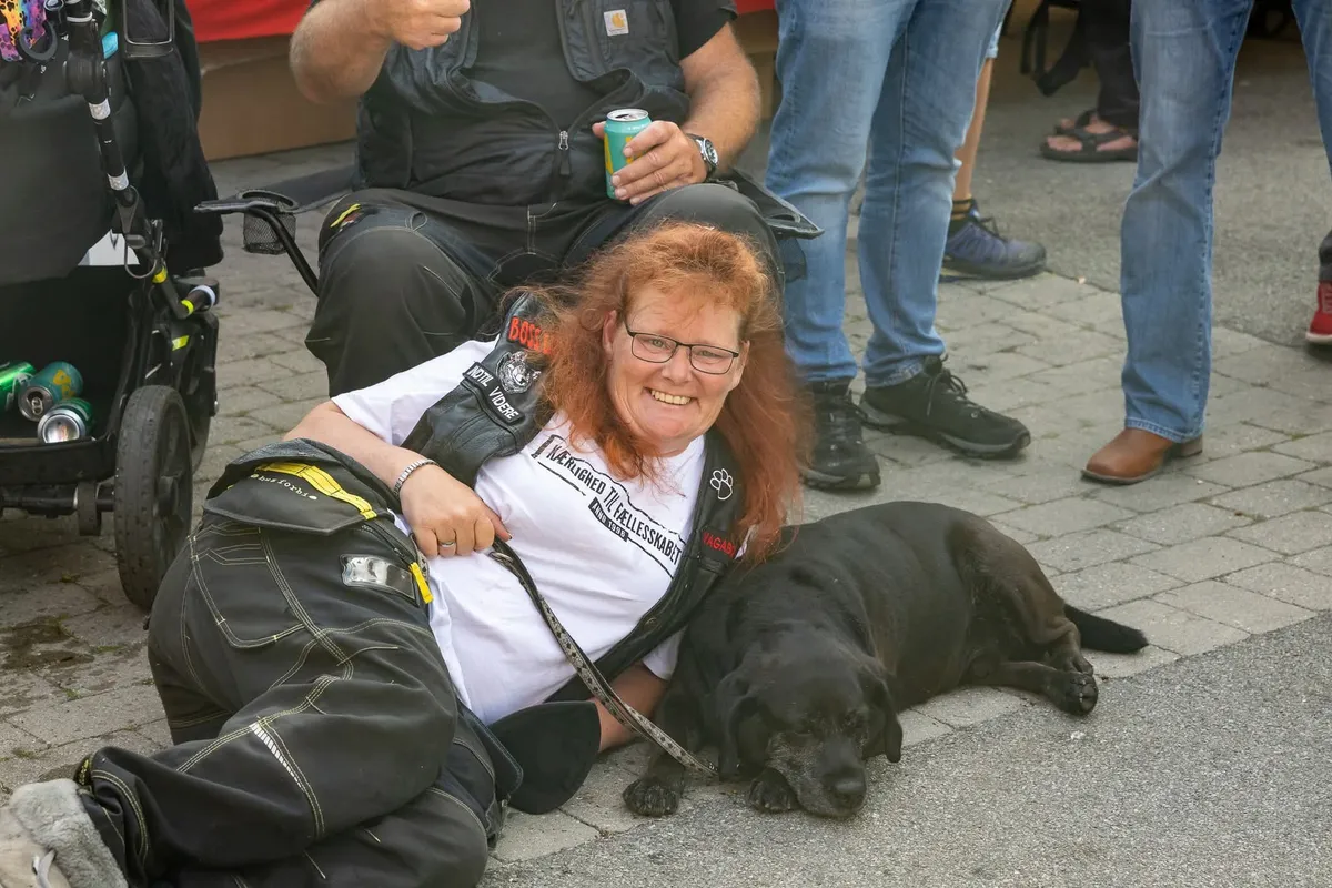 Gæst med sin hund til Rød Koncert 2025