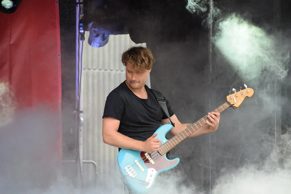The Deadly Sons bassist spiller i røg og lys