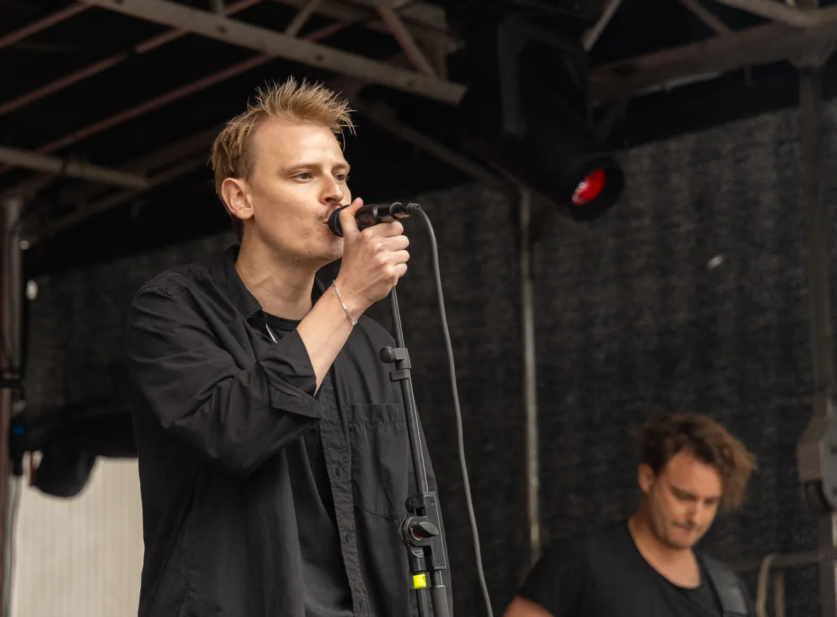The Deadly Sons sanger tæt på ved mikrofonen