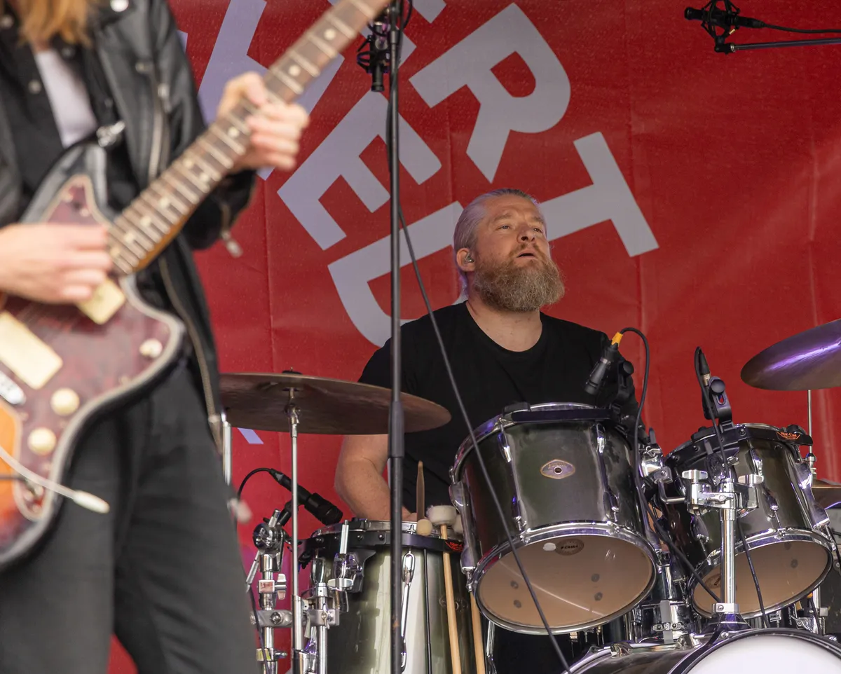 Trommeslager og guitarist fra The Deadly Sons i aktion