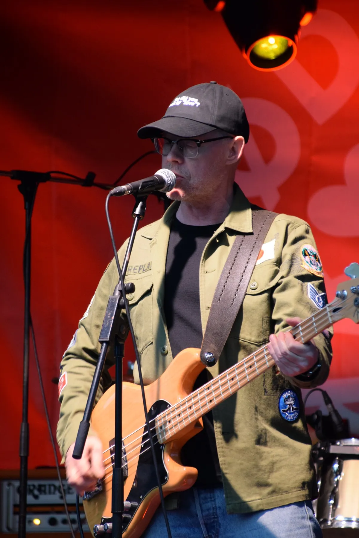 Bassist med kasket og skjorte fra Zeup på scenen