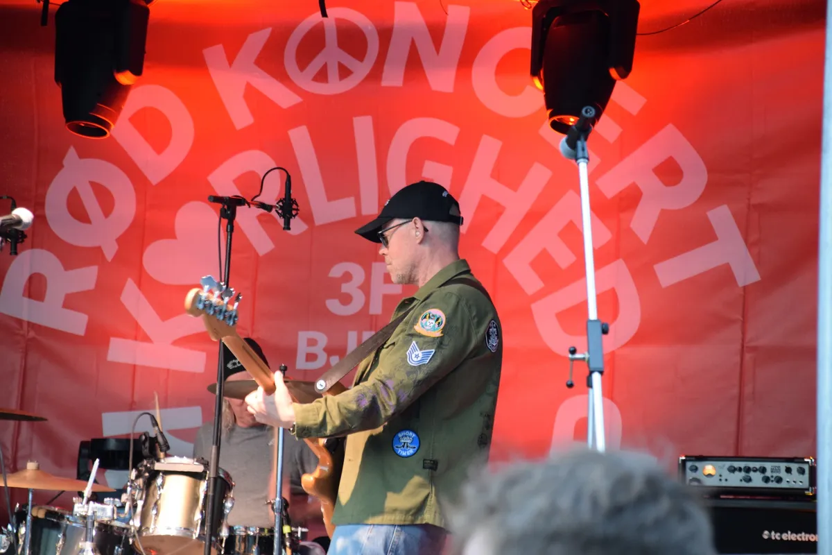 Zeups bassist på scenen foran Rød Koncert-banneret